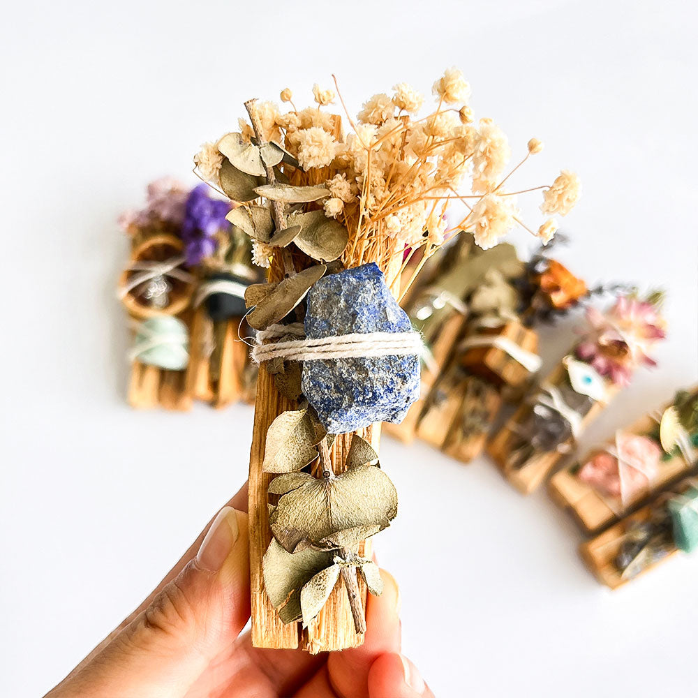 Palo Santo Bündel mit Edelsteinen, Blumen & Schutz-Amulett Lapislazuli