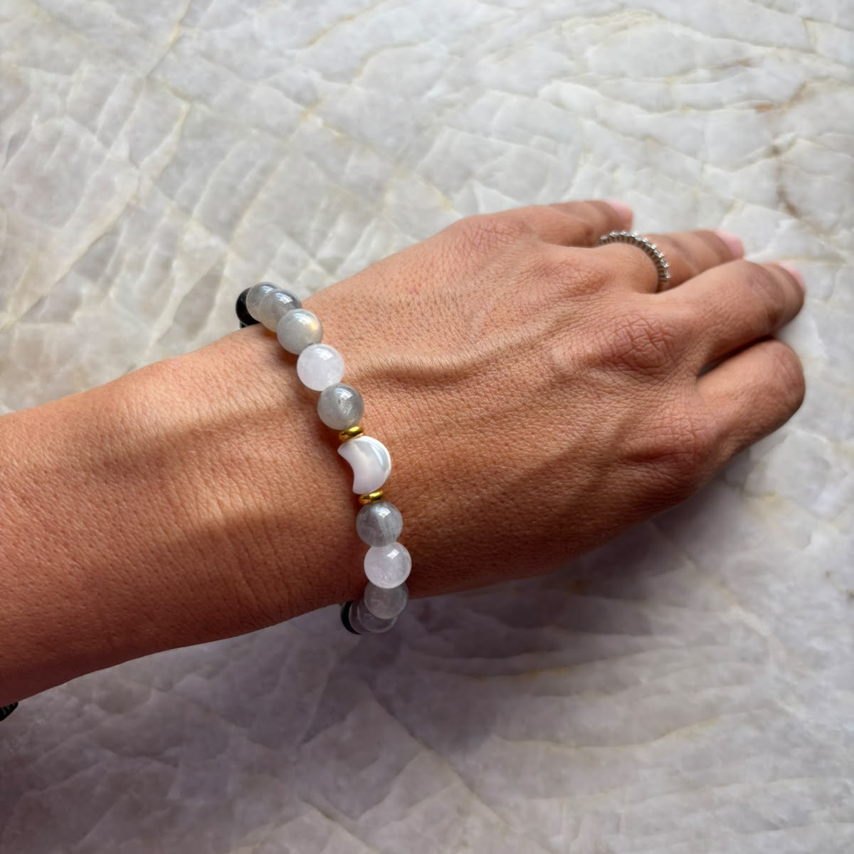 NEW MOON Armband mit Natursteinen als Symbol für Neubeginn getragen