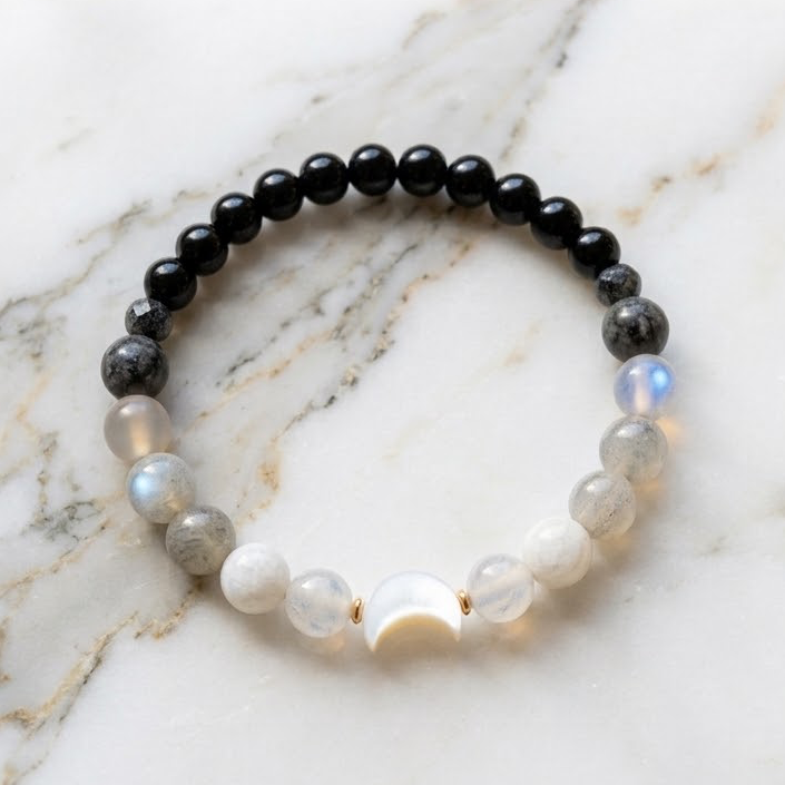 Halbmond aus Perlmutt am NEW MOON Edelsteinarmband