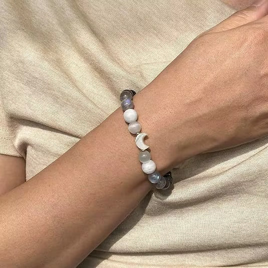NEW MOON Mondstein-Armband am Handgelenk getragen
