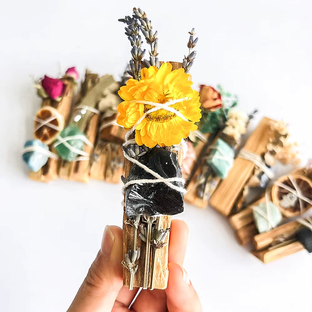 Palo Santo Bündel mit Edelsteinen, Blumen & Schutz-Amulett