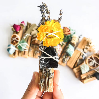 Palo Santo Ritualbündel mit Obsidian, gelber Blüte und Pflanzen