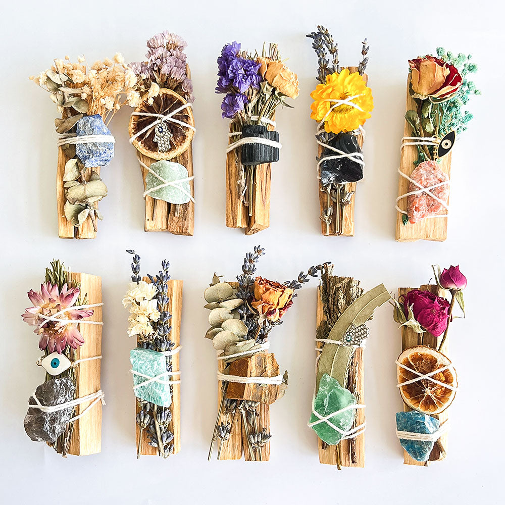 Palo Santo Bündel mit Edelsteinen, Blumen & Schutz-Amulett