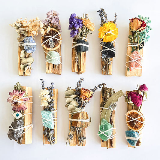 Palo Santo Bündel mit Edelsteinen, Blumen & Schutz-Amulett