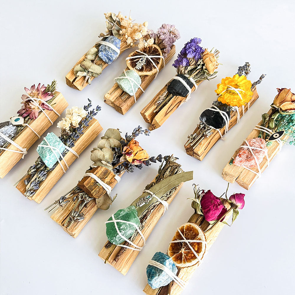 Palo Santo Bündel mit Edelsteinen, Blumen & Schutz-Amulett