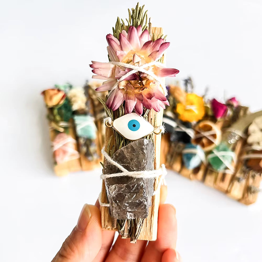 Palo Santo Bündel mit Edelsteinen, Blumen & Schutz-Amulett