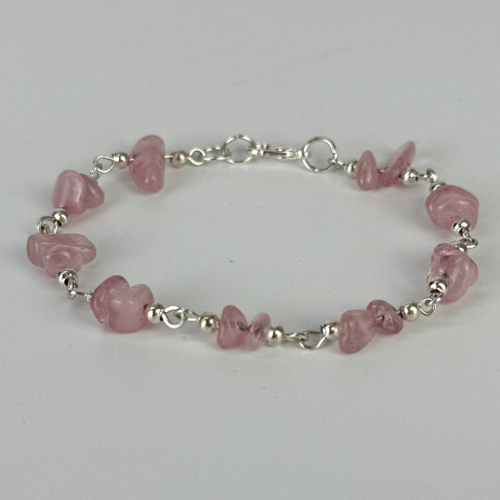 Rosenquarz-Armband „Herzensenergie“ – Handgefertigt in Lima, Peru, für schmale Handgelenke