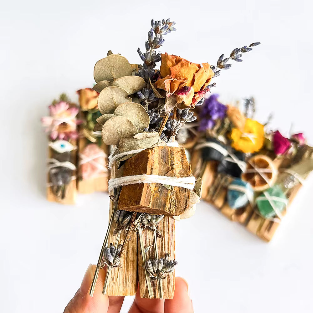 Palo Santo Bündel mit Edelsteinen, Blumen & Schutz-Amulett