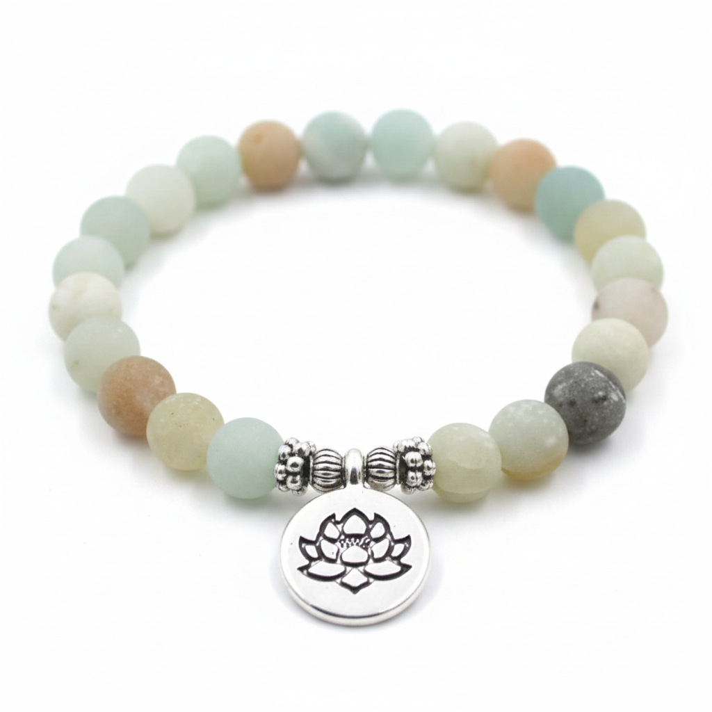 Amazonit Armband mit Lotusblume auf weißem Hintergrund