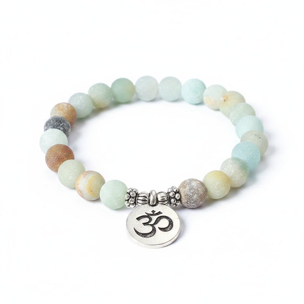 Amazonit Armband mit OHM-Symbol auf weißem Hintergrund