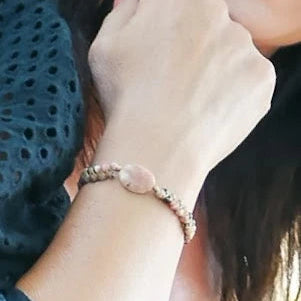 VERGEBUNG Rhodonit-Jaspis Armband - Juwelanda getragen