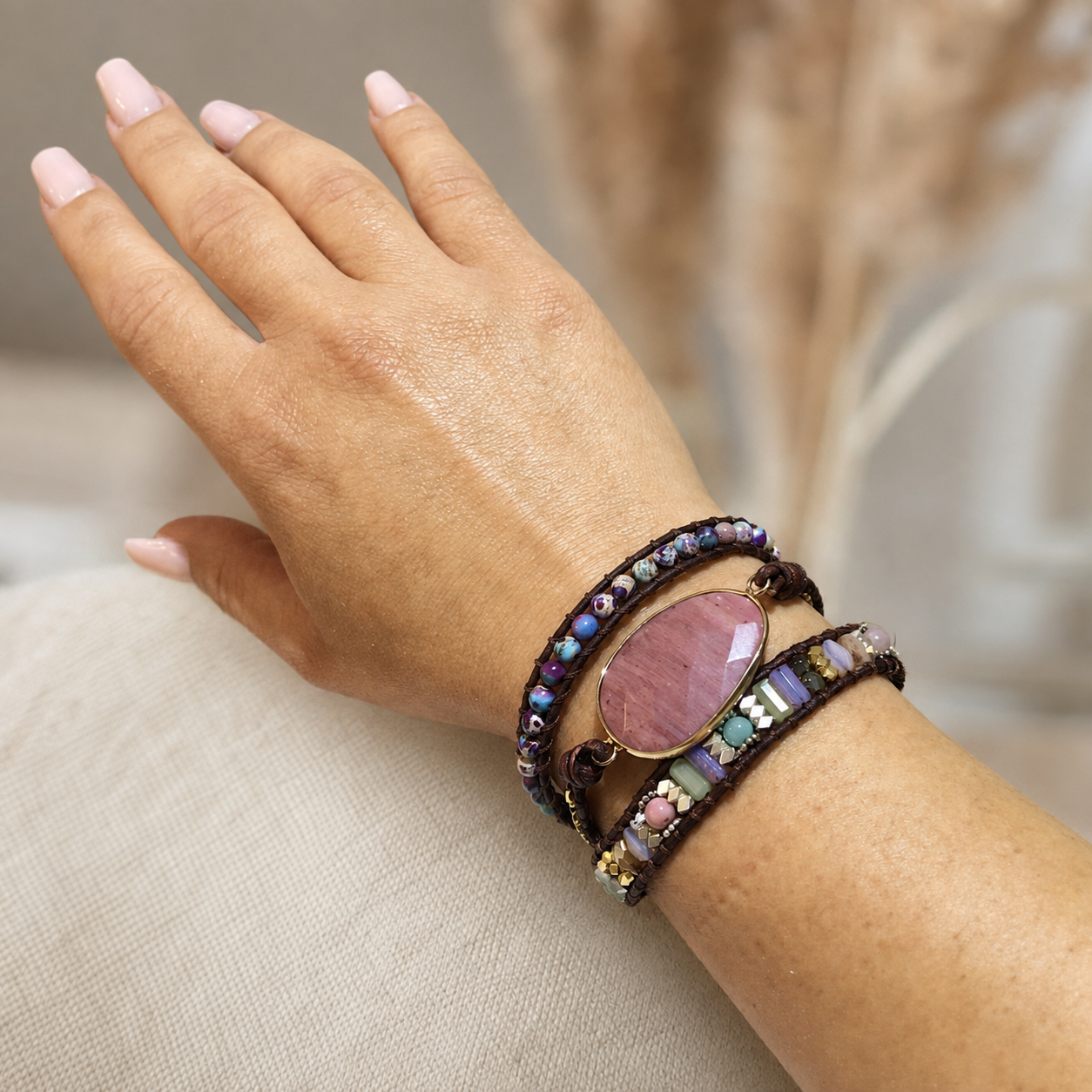 BLUMENGÖTTIN Rhodonit-Jaspis-Wickelarmband am Handgelenk