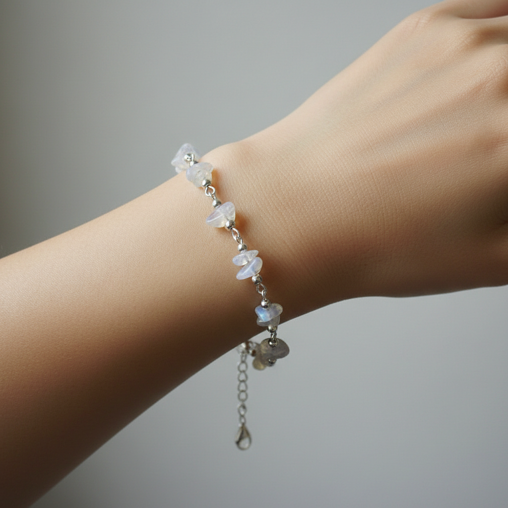 Mondstein Armband am Handgelenk getragen – Juwelanda