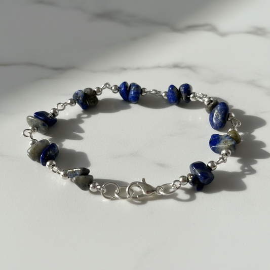 Lapislazuli Armband auf weißem Marmor – Juwelanda