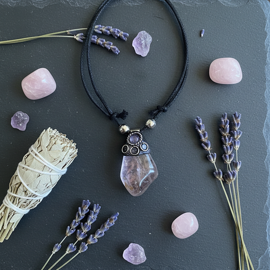 Amethyst Halskette Flat Lay mit Lavendel & Salbei – Mondlicht Atmosphäre | Juwelanda