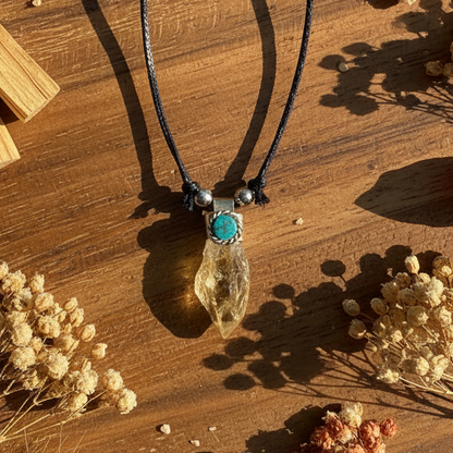 Citrin Halskette Flat Lay mit Botanicals & Palo Santo – Boho Lifestyle | Juwelanda
