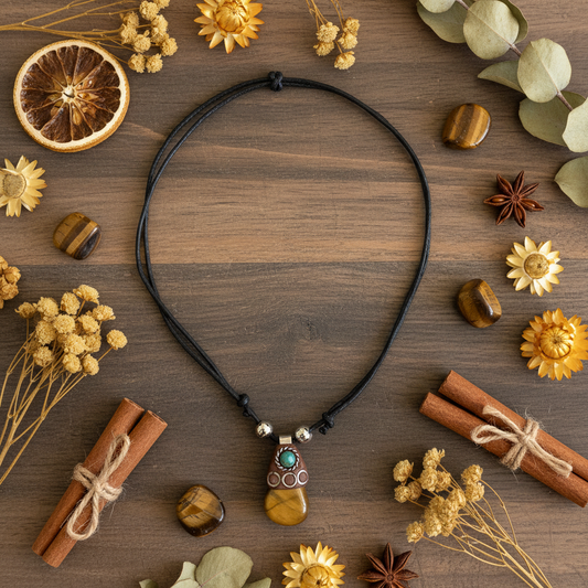 Tigerauge Halskette Flat Lay mit Herbstblättern & Steinen – Boho Lifestyle | Juwelanda