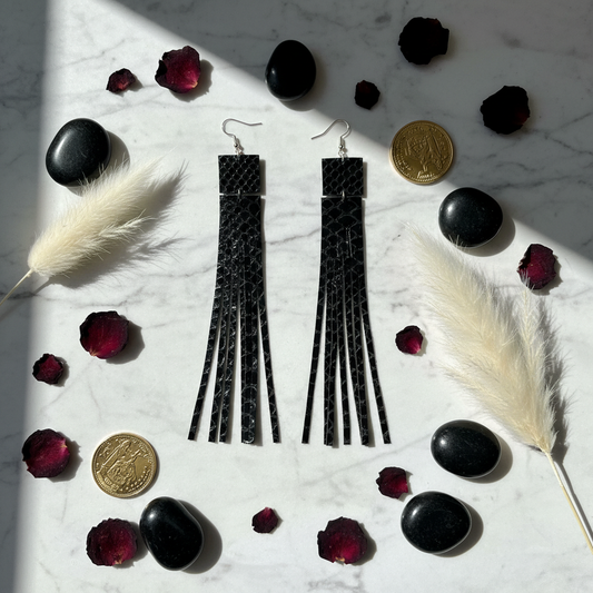 Schwarze Schlangenleder Leder-Ohrringe Flat Lay auf Marmor mit Obsidian – URBAN GODDESS | Juwelanda