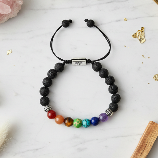 LEBENSBAUM Chakra Armband Flatlay auf Marmor mit Rosenquarz & Palo Santo – JUWELANDA®