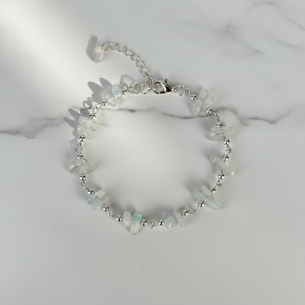 Mondstein Armband auf weißem Marmor – Juwelanda