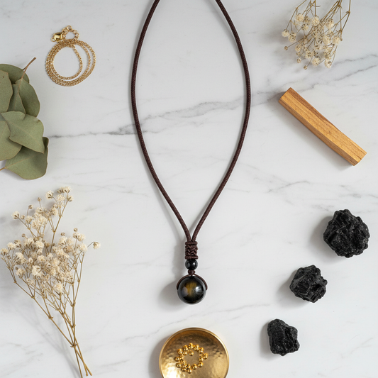 Regenbogen Obsidian Halskette Flatlay auf Marmor mit Palo Santo & Kristallen – JUWELANDA®