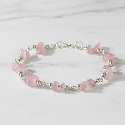 Produktfoto Rosenquarz Armband  auf weißem Marmor – Juwelanda