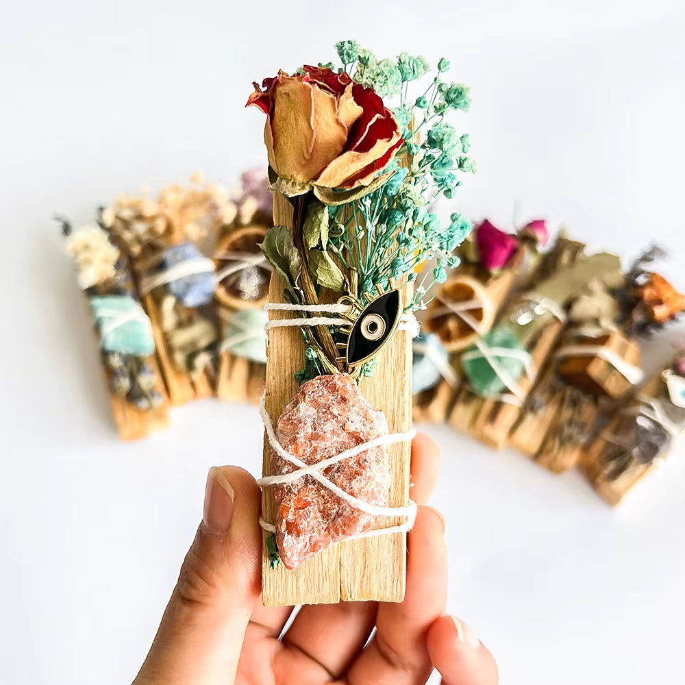 Palo Santo Bündel mit Edelsteinen, Blumen & Schutz-Amulett