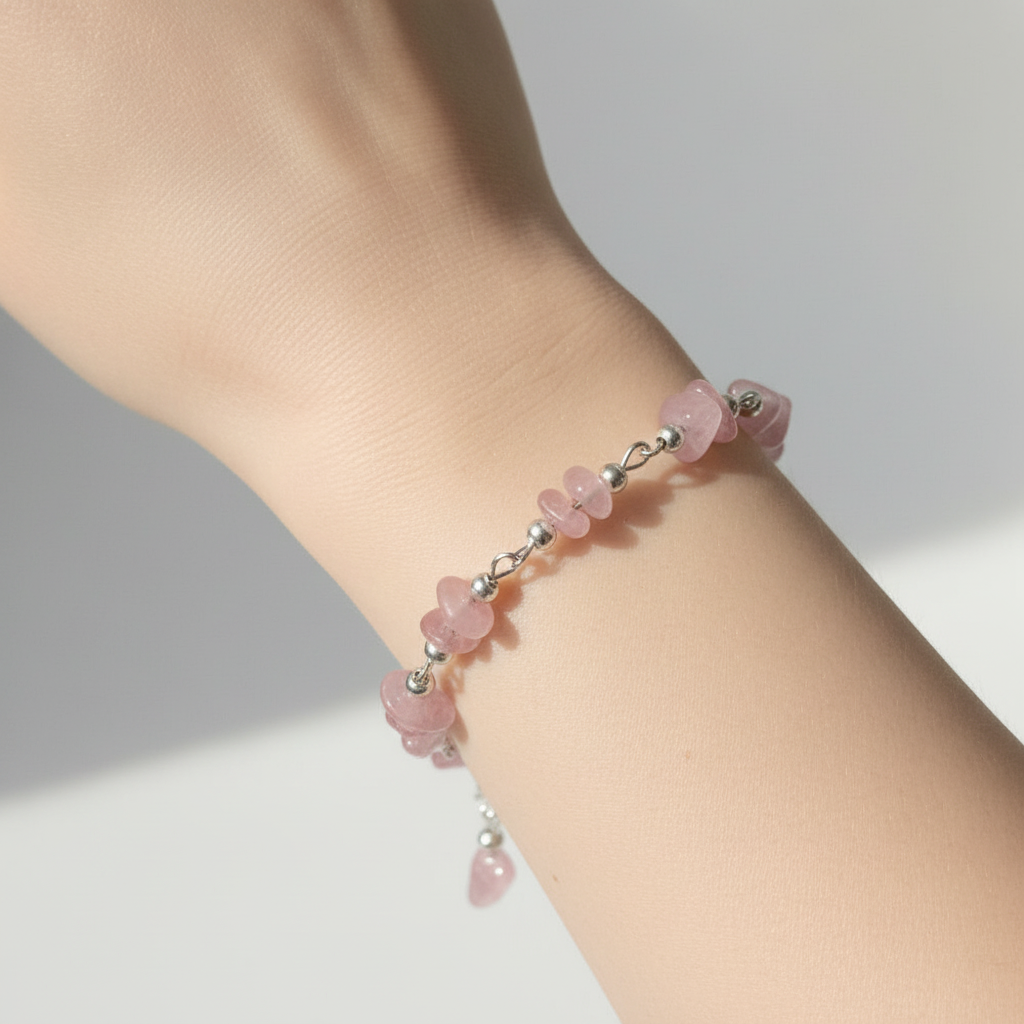 Tragebild Rosenquarz Armband  am Handgelenk getragen – Juwelanda