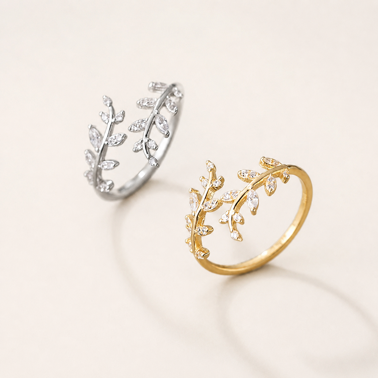VICTORIA Olivenzweig-Ring in Gold und Silber auf hellem Hintergrund