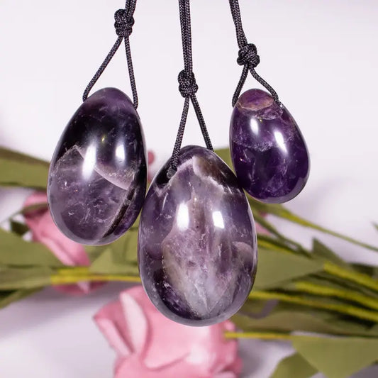 Drei Amethyst Yoni-Eier mit Rückholbändchen in den Größen S, M und L