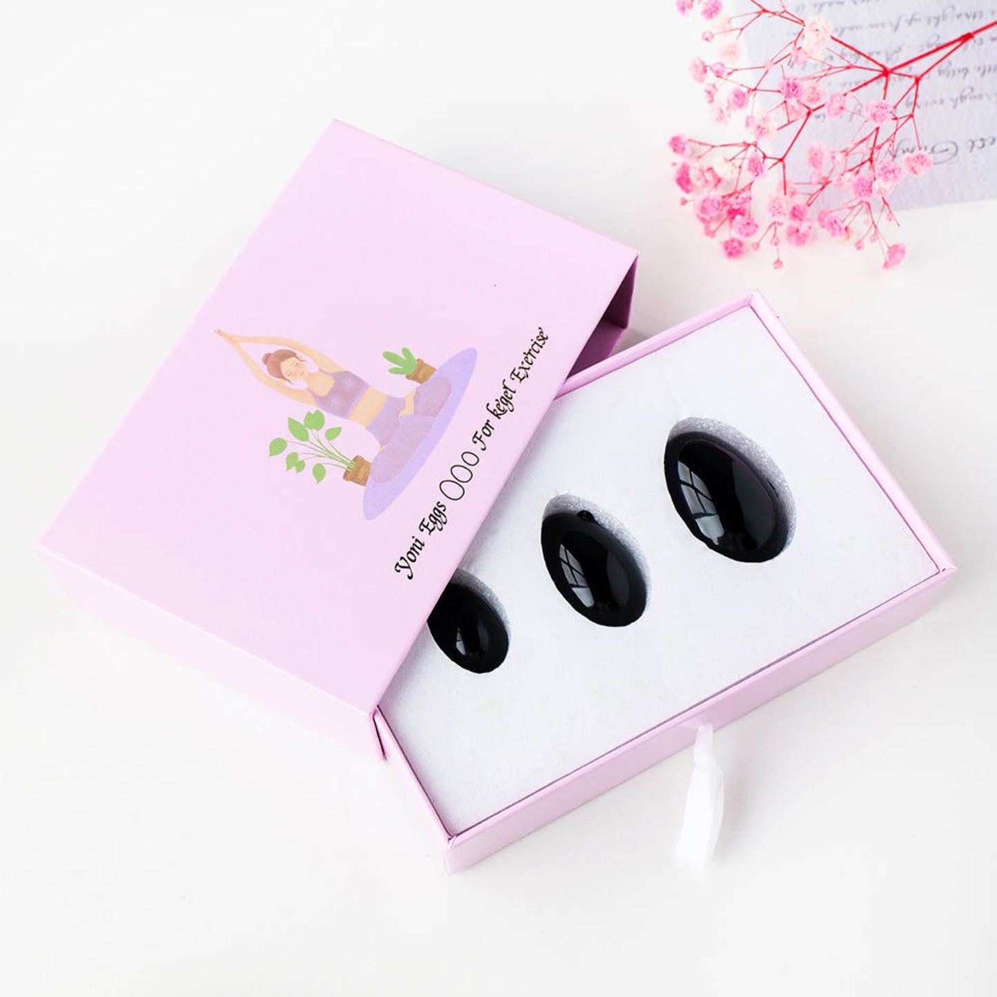 Obsidian Yoni-Eier Set in geöffneter rosa JUWELANDA Geschenkbox
