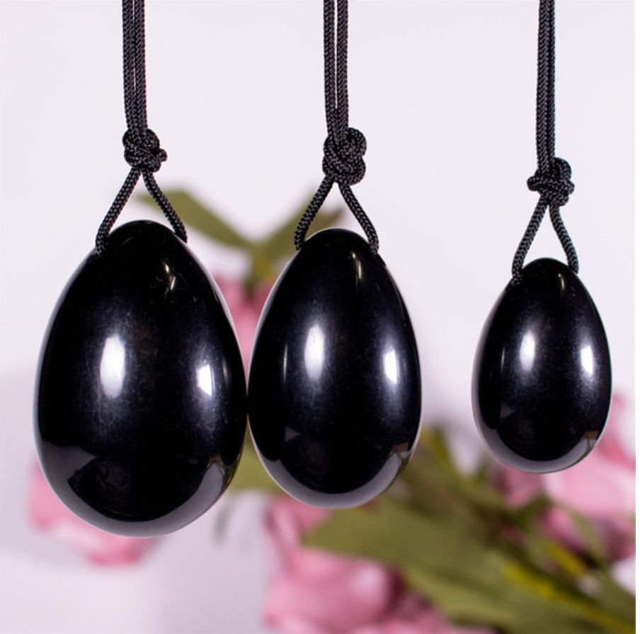 Drei schwarze Obsidian Yoni-Eier mit Rückholbändchen in verschiedenen Größen