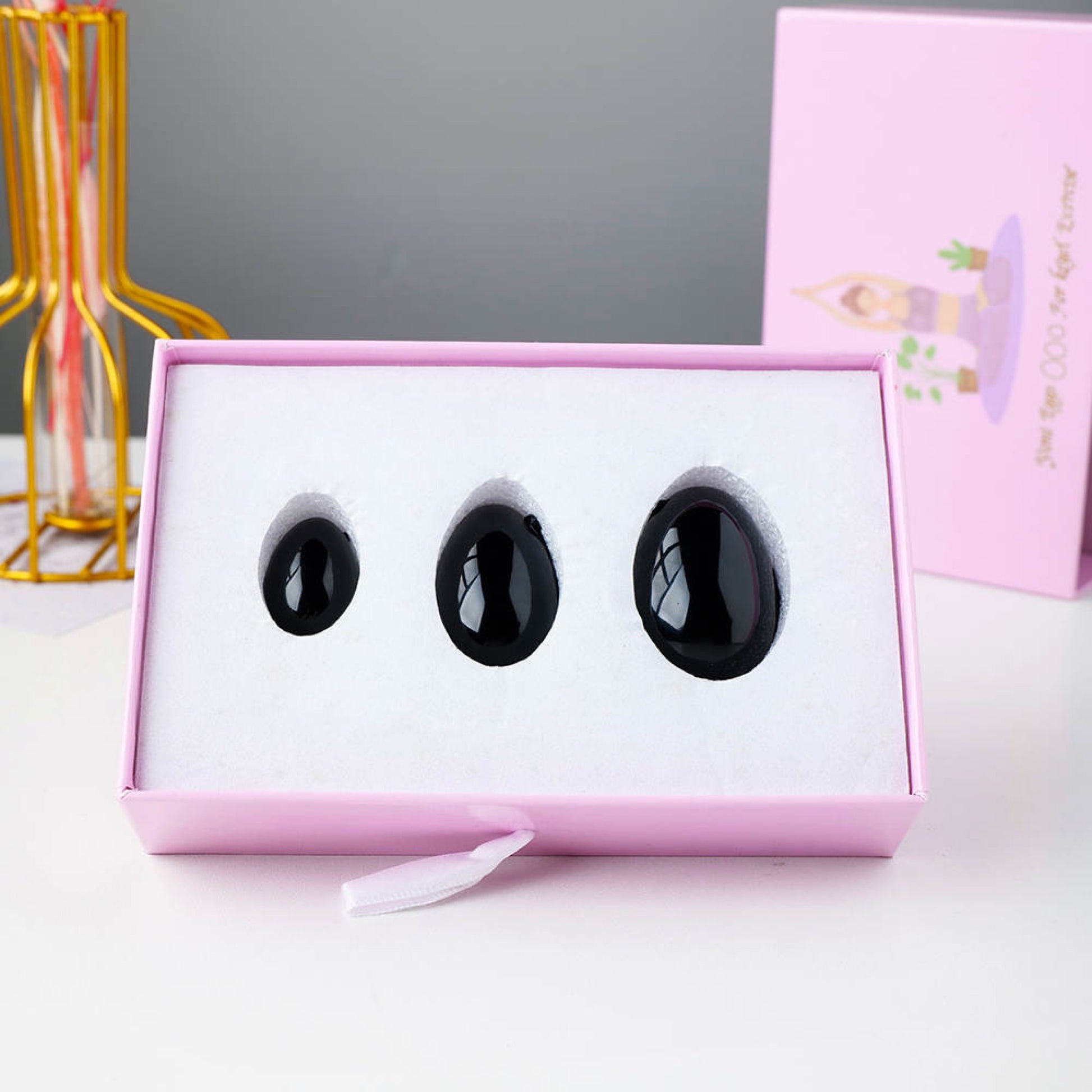 Drei Obsidian Yoni-Eier in geöffneter Geschenkverpackung