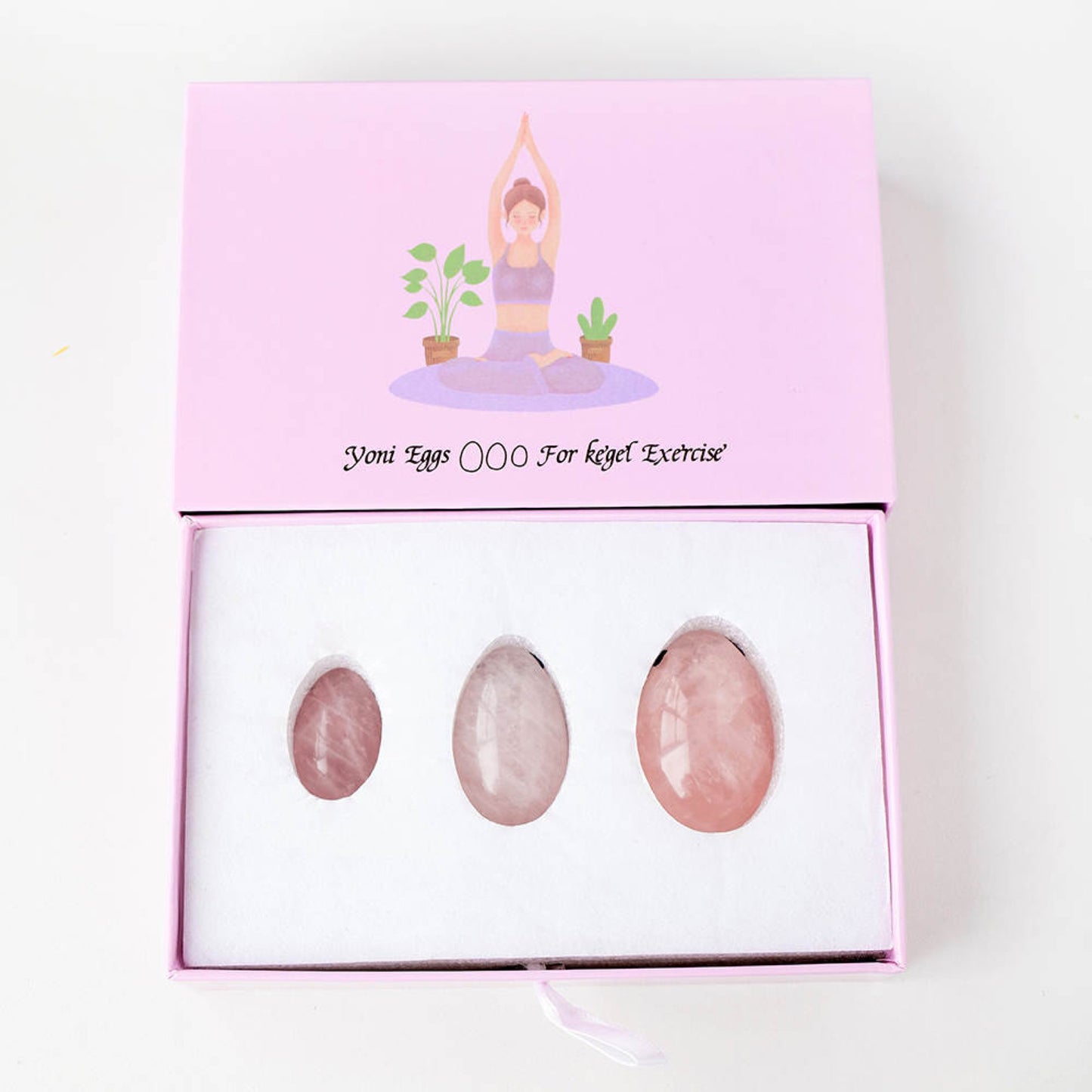 Geöffnetes Rosenquarz Yoni-Eier Set mit drei Größen in Geschenkbox