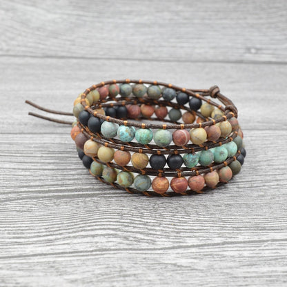 Handgemachtes Wickelarmband mit farbenfrohen Jaspisperlen
