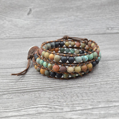 Mehrfach gewickeltes Natursteinarmband mit Knopfverschluss