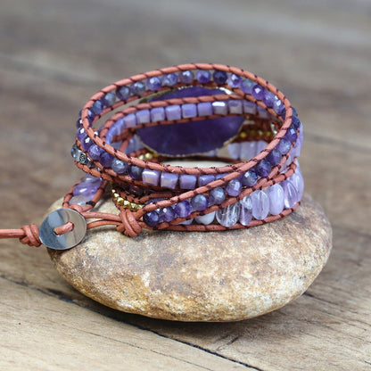 Amethystperlen und metallfarbene Zierelemente