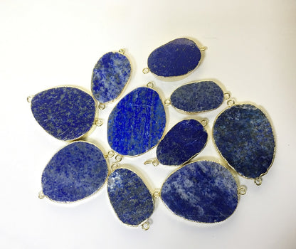 Verschiedene Lapislazuli-Natursteine mit individueller Maserung