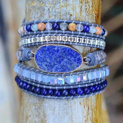 Lapislazuli-Wickelarmband mit Natursteinperlen am Holz
