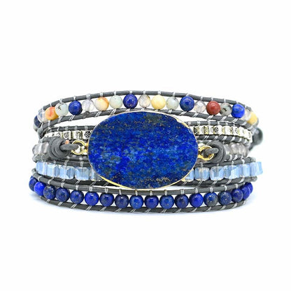 Blaues KLARHEIT Boho-Wickelarmband auf weißem Hintergrund