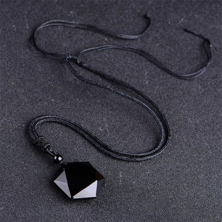 Obsidian-Talisman mit geometrischem Hexagramm-Motiv