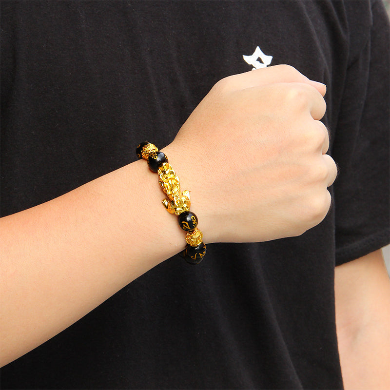 Schwarzes Mantra-Armband mit Pixiu am Handgelenk