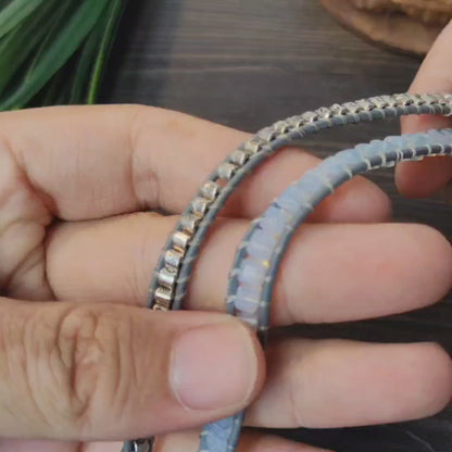 Handgemachtes KLARHEIT Lapislazuli-Wickelarmband im Detail