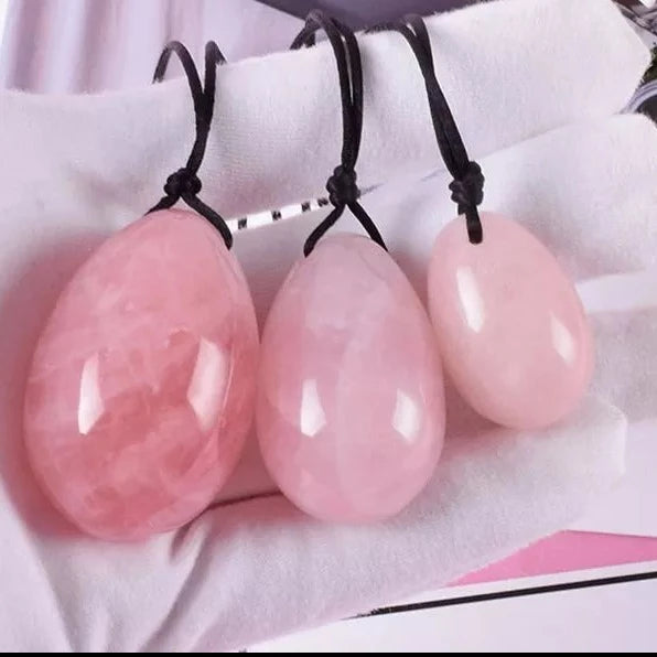 Rosenquarz Yoni-Eier mit Rückholbändchen – Nahaufnahme